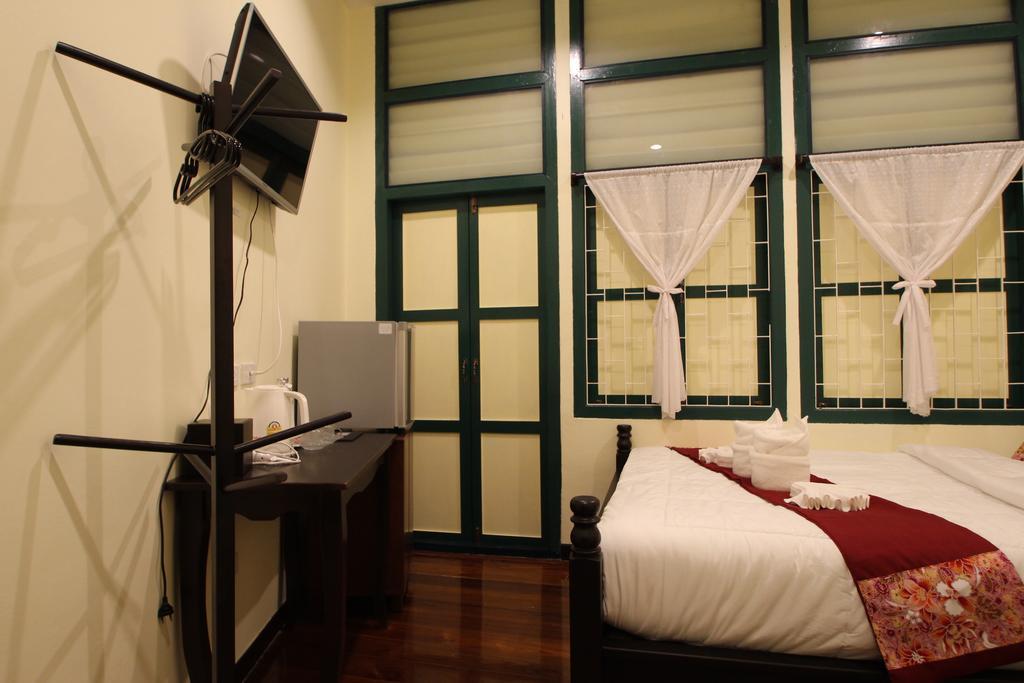Srisomboon Hostel Trang Esterno foto