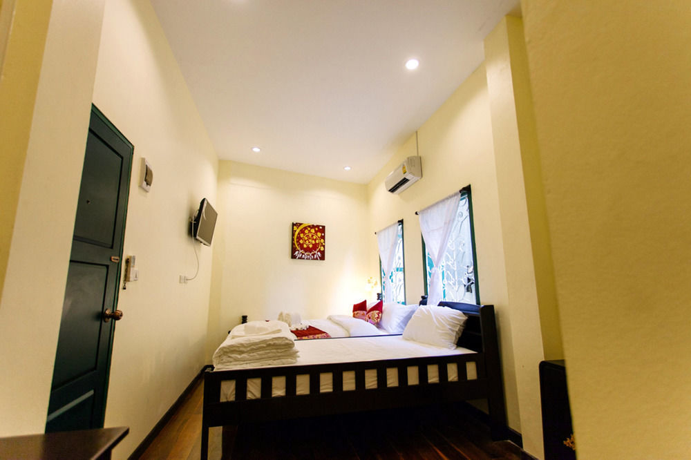Srisomboon Hostel Trang Esterno foto