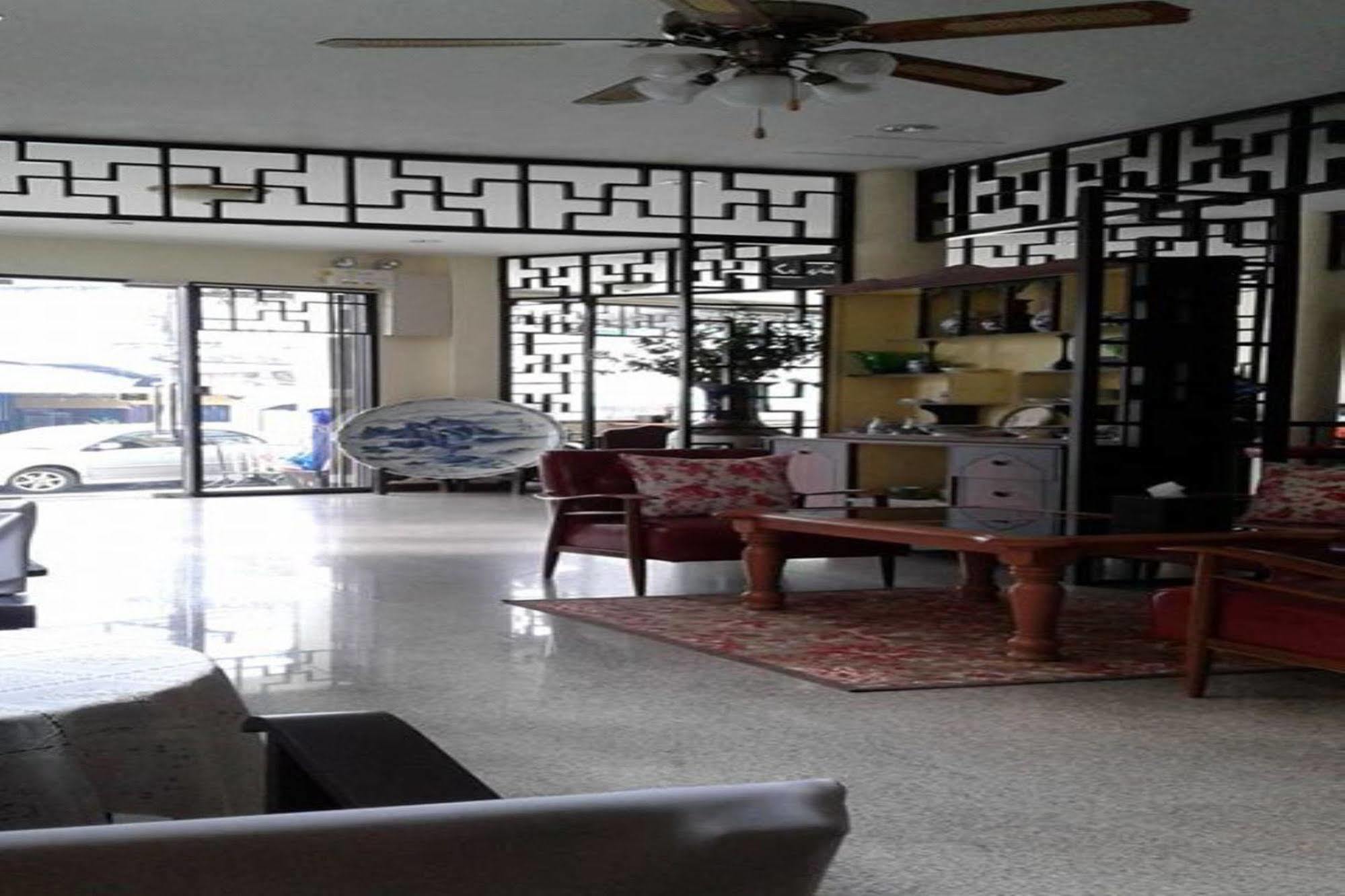 Srisomboon Hostel Trang Esterno foto