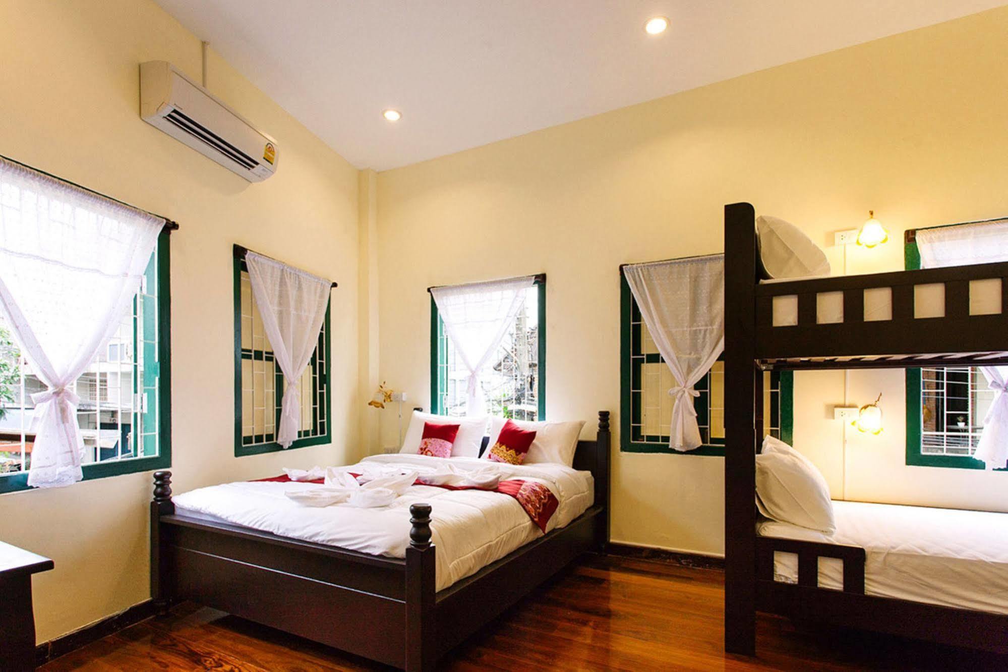 Srisomboon Hostel Trang Esterno foto