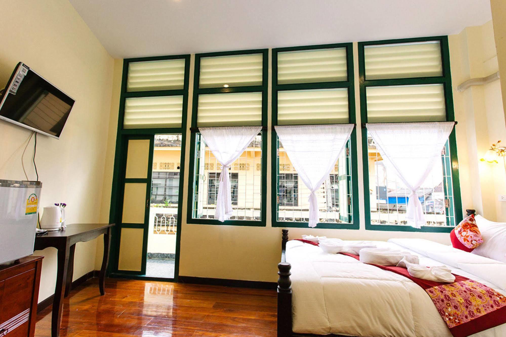 Srisomboon Hostel Trang Esterno foto