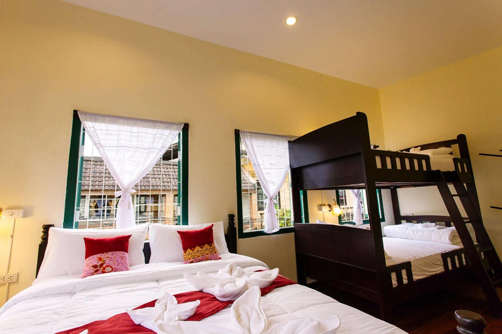 Srisomboon Hostel Trang Esterno foto