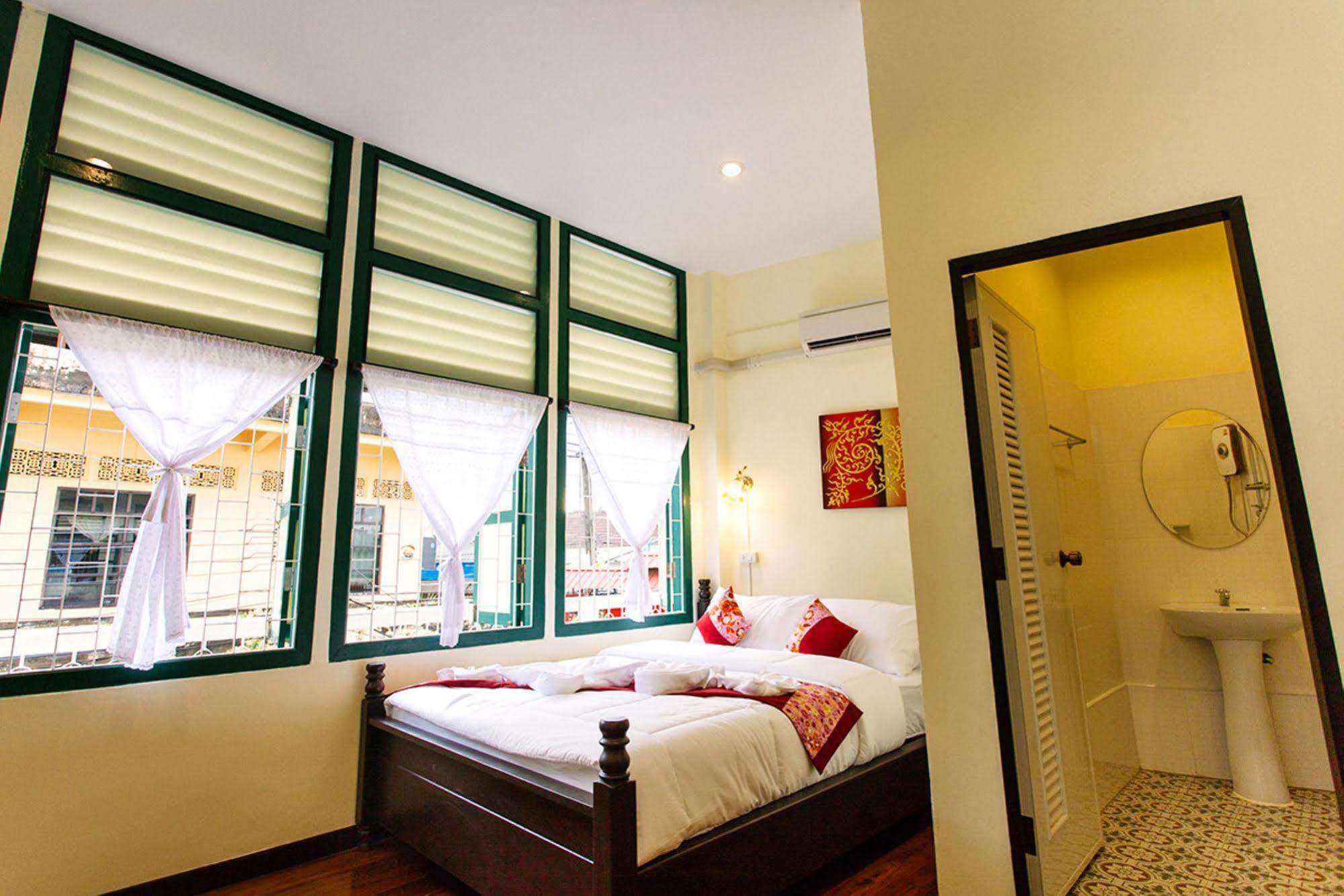 Srisomboon Hostel Trang Esterno foto