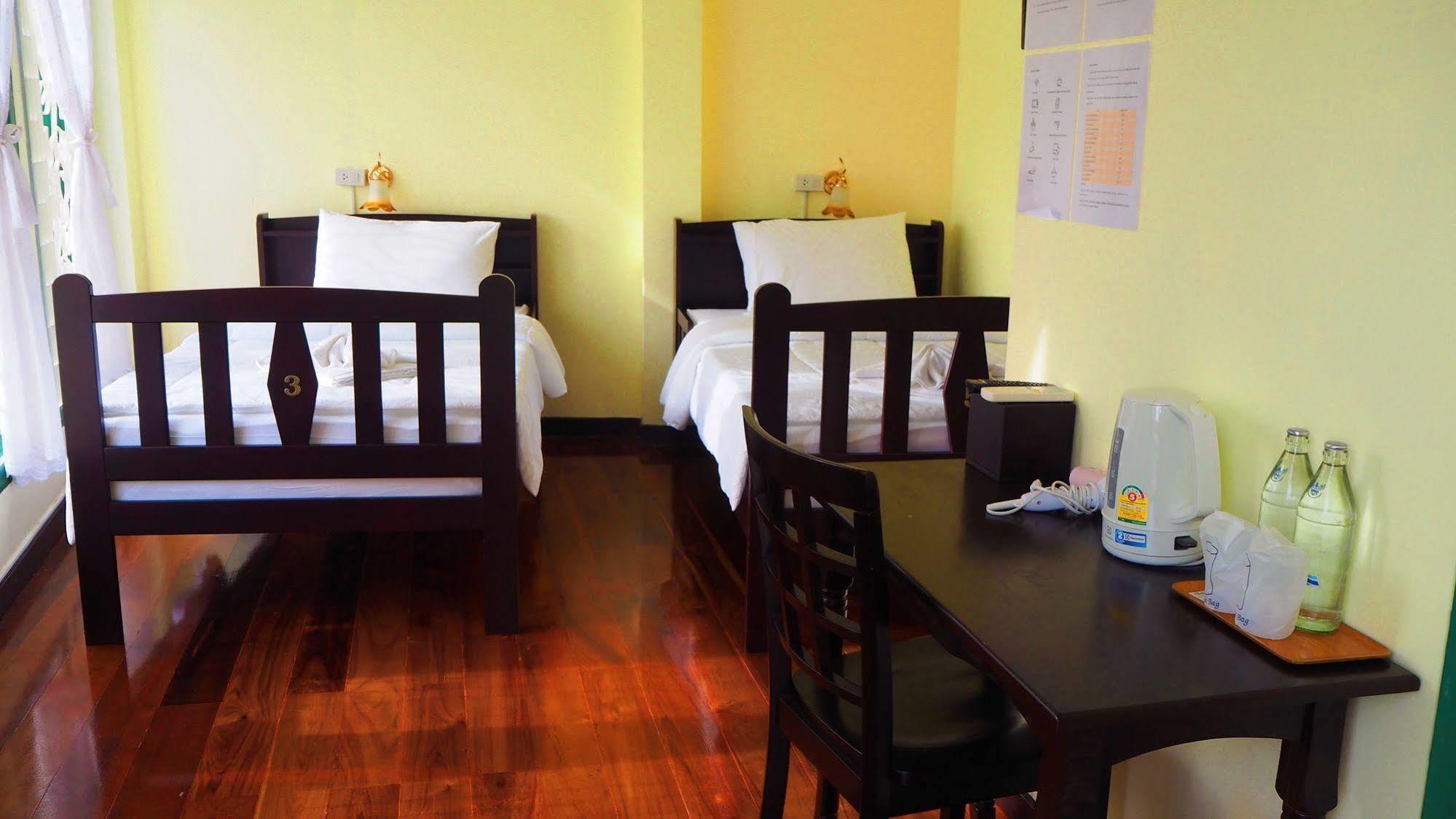 Srisomboon Hostel Trang Esterno foto