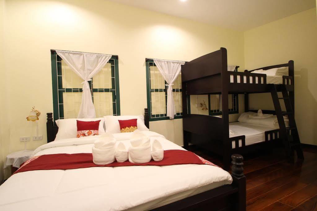 Srisomboon Hostel Trang Esterno foto