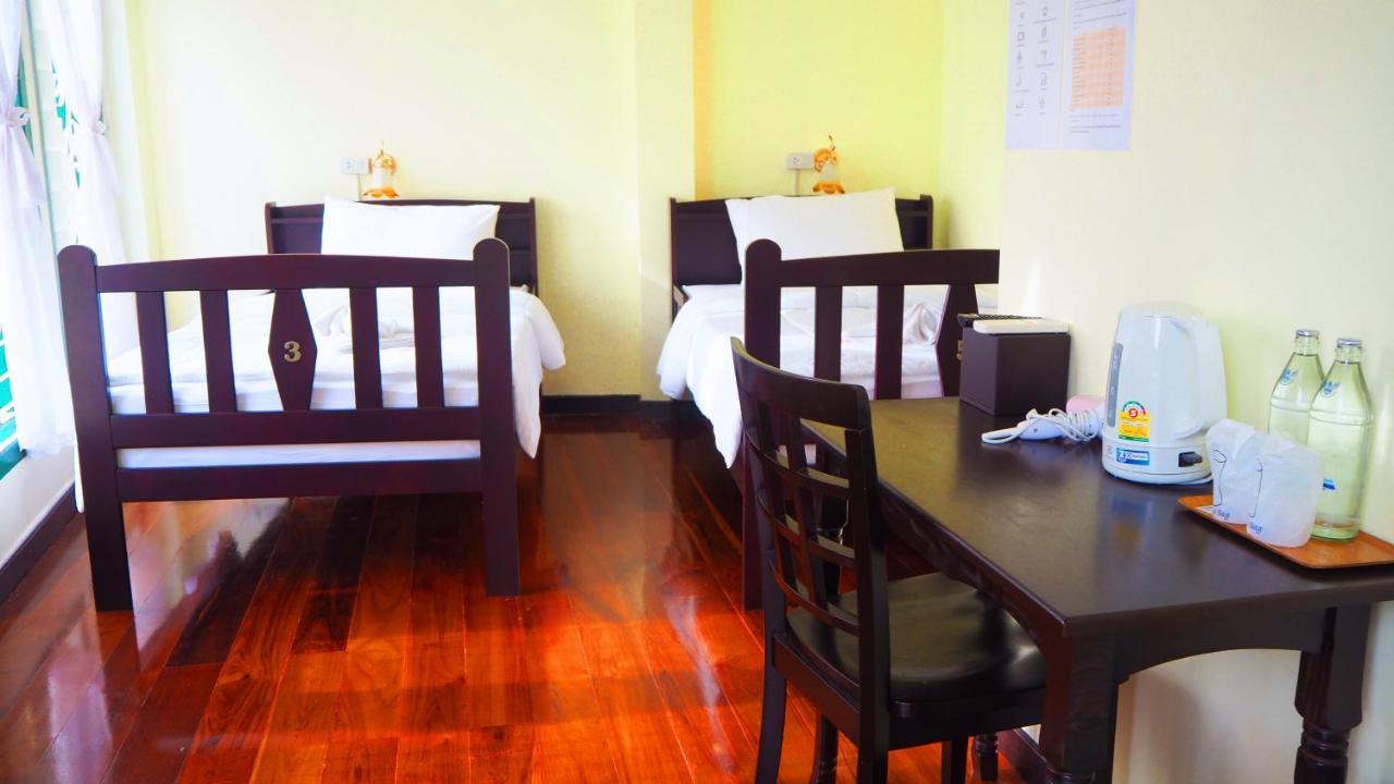 Srisomboon Hostel Trang Esterno foto